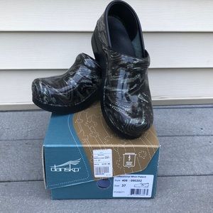 Dansko Professional whirl pattern
